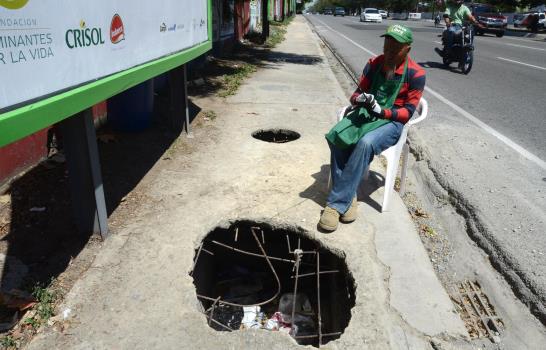 Hoyos sin tapas abundan en la Avenida Luperón