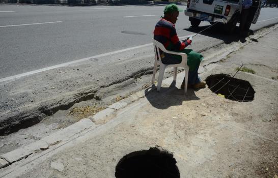Hoyos sin tapas abundan en la Avenida Luperón
