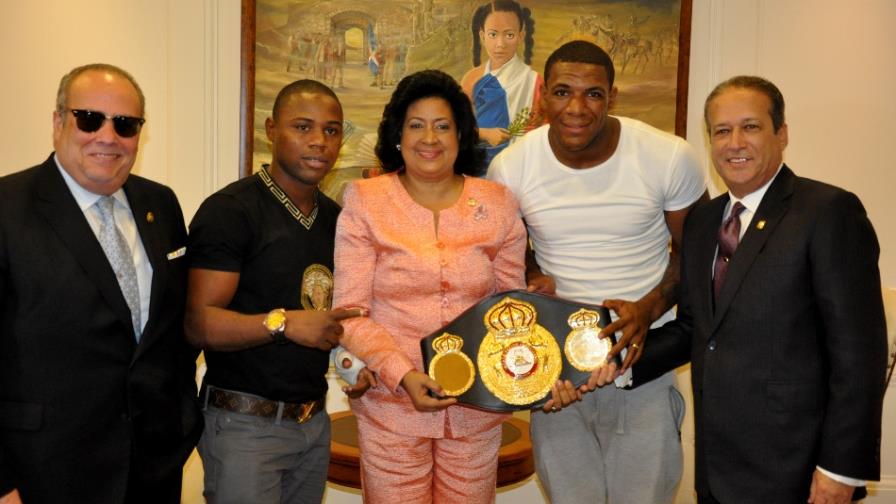 El Senado de la República Dominicana recibe a El Abejón y a Mangú Valera