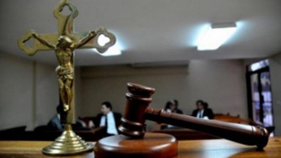 Entrenador de béisbol  alegadamente abusó y contagió de VIH a adolescente