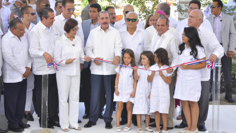 Presidente Medina inaugura hotel y destacamento en Puerto Plata
