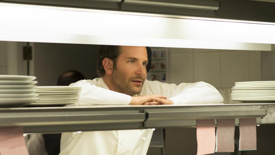 Bradley Cooper se arremanga la camisa para “Burnt” 
