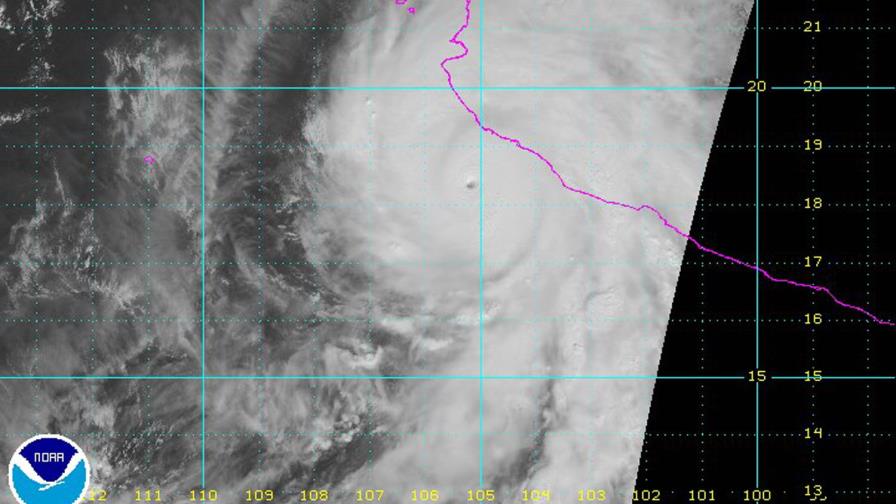 Vídeos: Usuarios de redes sociales transmiten huracán Patricia antes de entrar a México