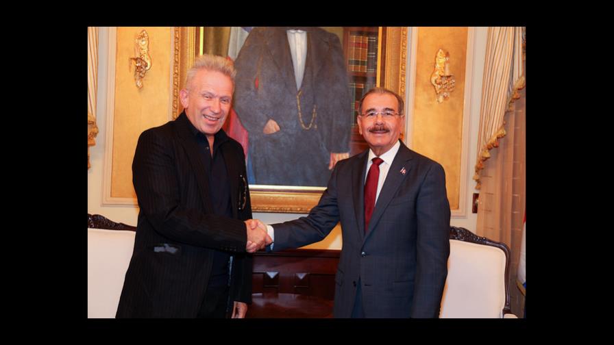 Presidente Medina recibe visita del diseñador de modas Jean Paul Gaultier