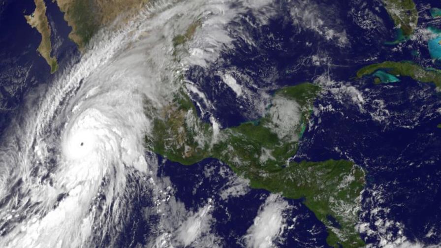 El ojo del huracán Patricia toca tierra en el estado mexicano de Jalisco