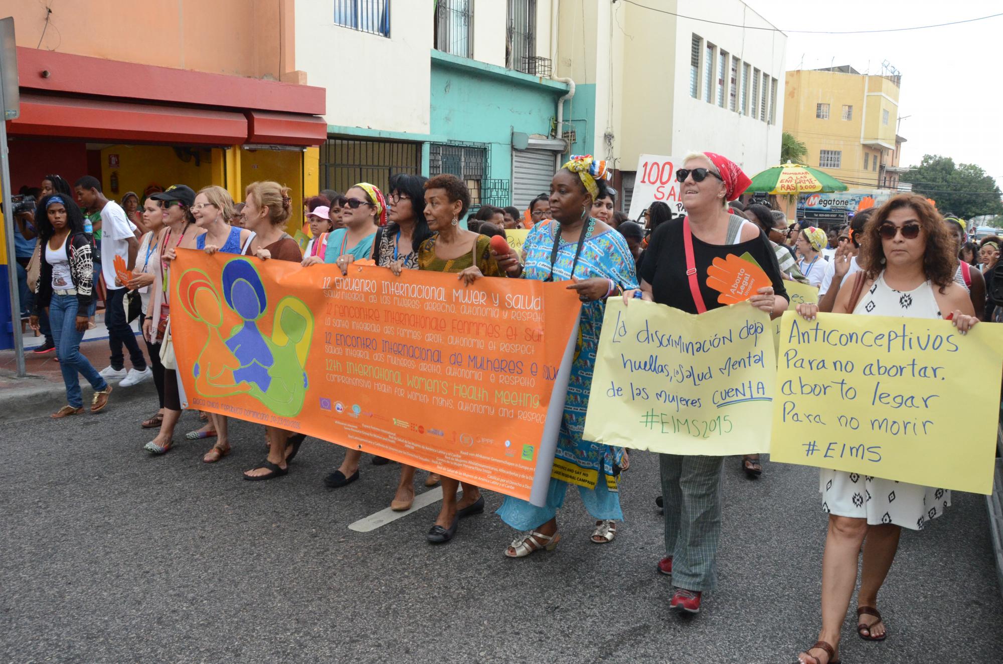 Sergia Galvan encabezó la marcha