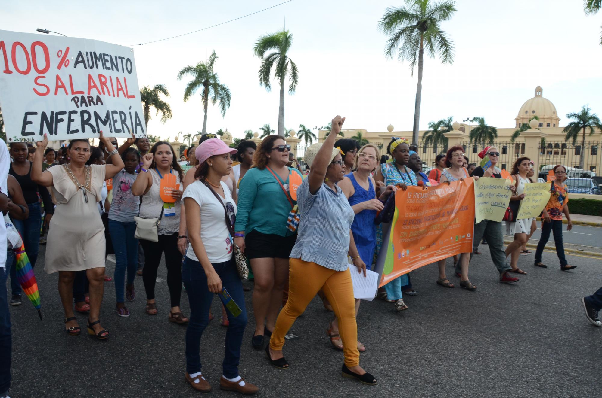 A ritmo de distintos cánticos y consignas marcharon las mujeres