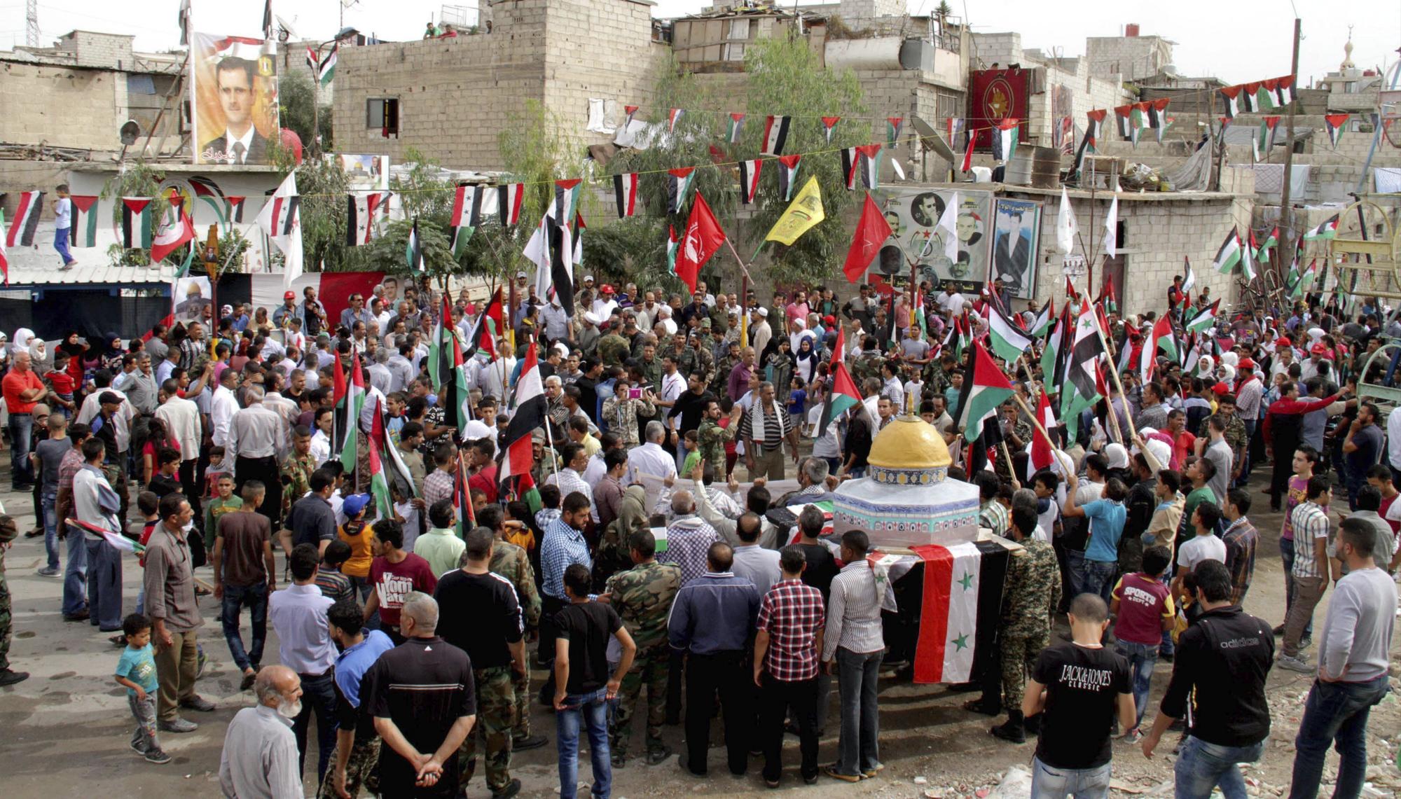  Foto facilitada por la agencia siria SANA que muestra una manifestación en solidaridad con la causa palestina en el campo de Jaramana, Damasco.