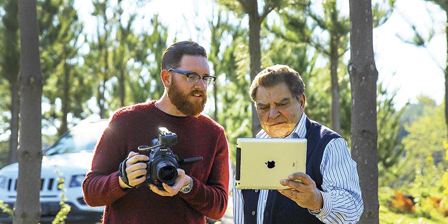 Don Francisco vuelve a la TV sabatina junto a uno de sus nietos en “Usted No Reconoce a Chile”