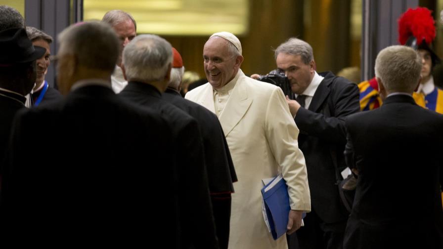 Obispos católicos terminan sínodo; piden Iglesia más abierta 