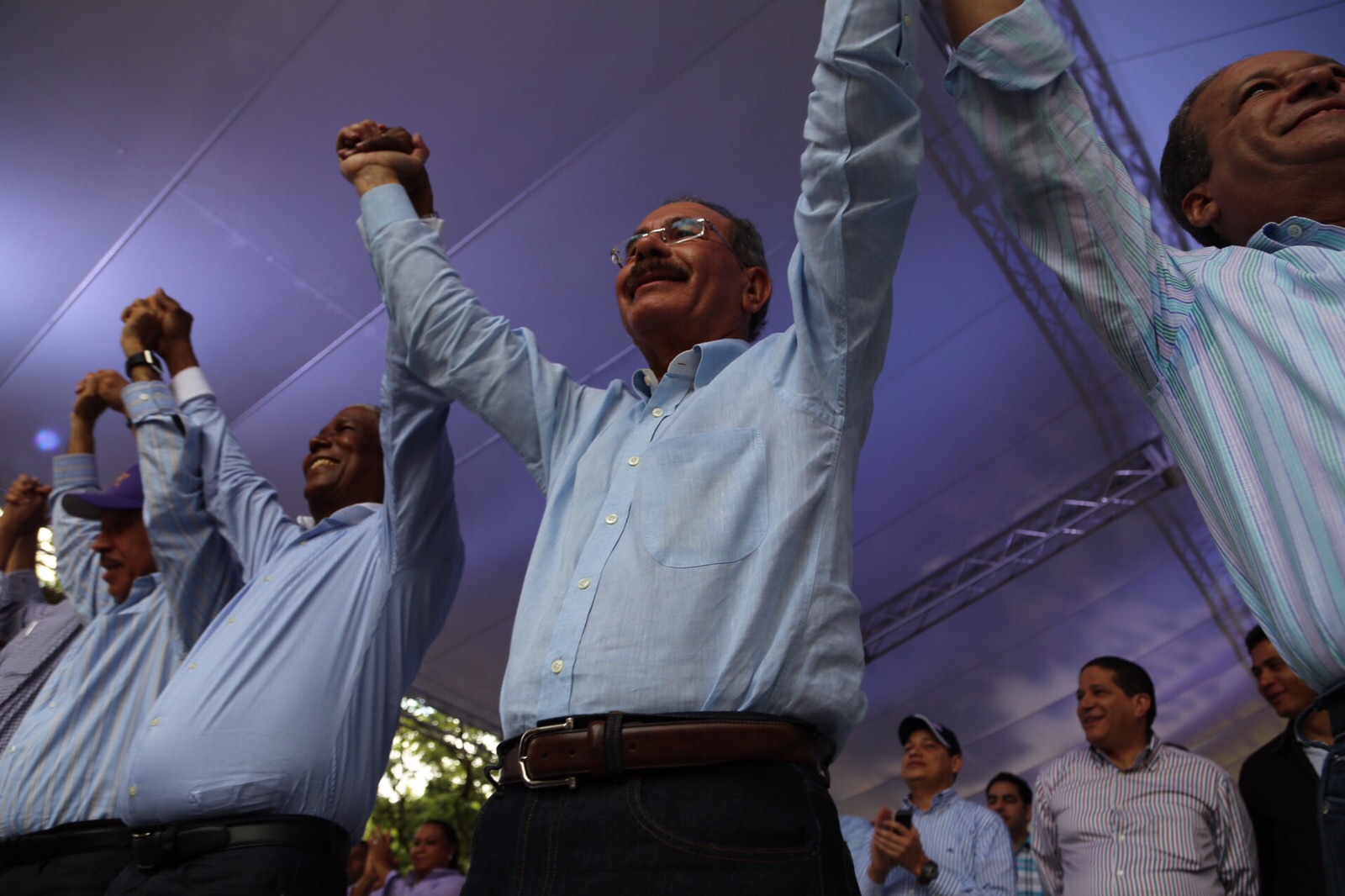 Danilo Medina levanta la mano a Manuel de Paula