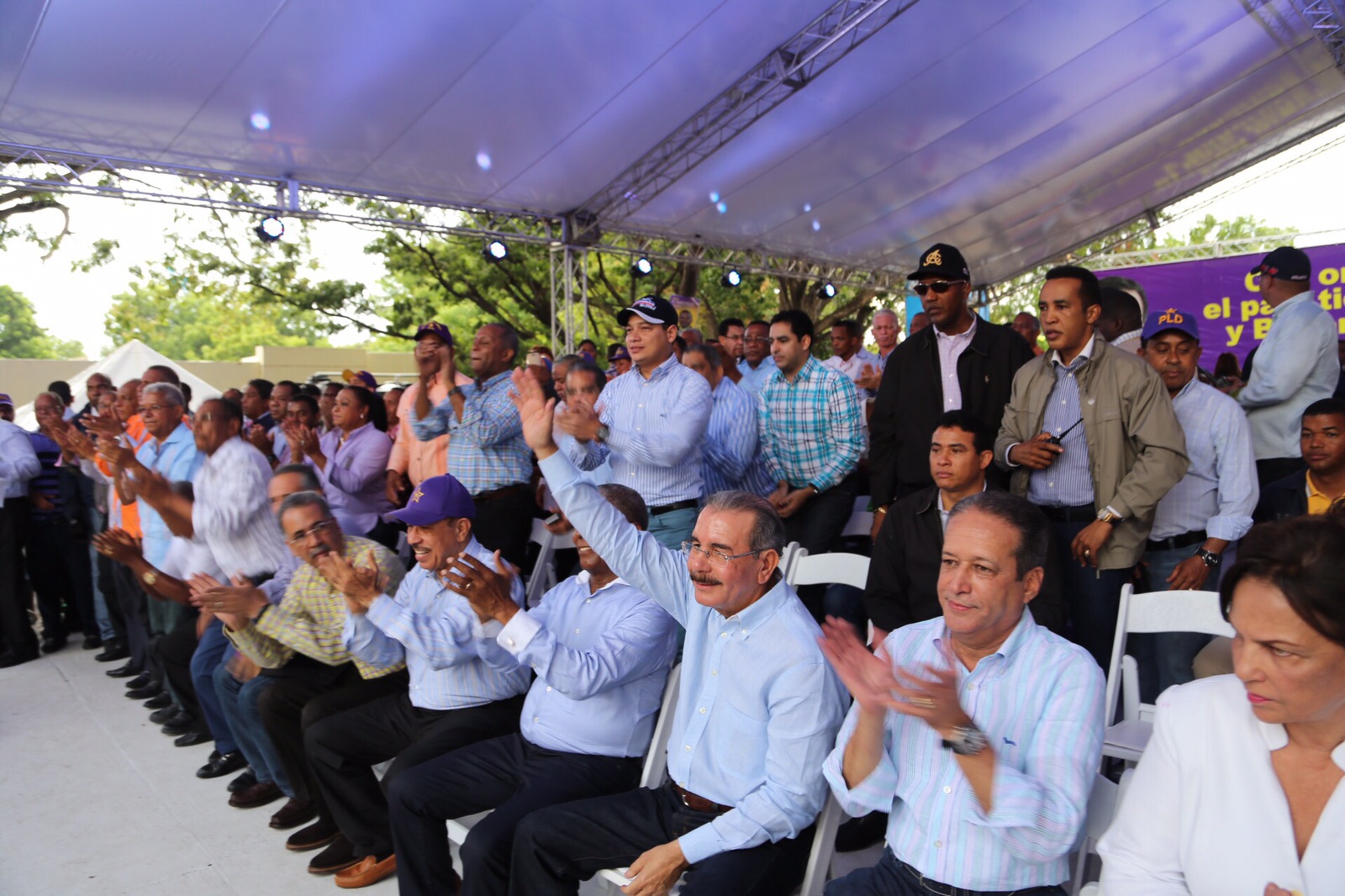 El presidente Danilo Medina saluda a los presentes en la actividad