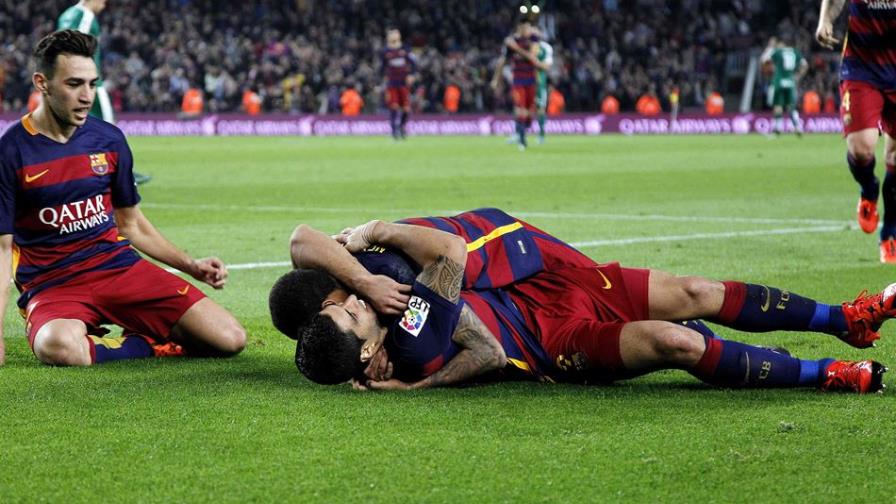 El Barcelona alcanza al Real Madrid con un triplete de Luis Suárez