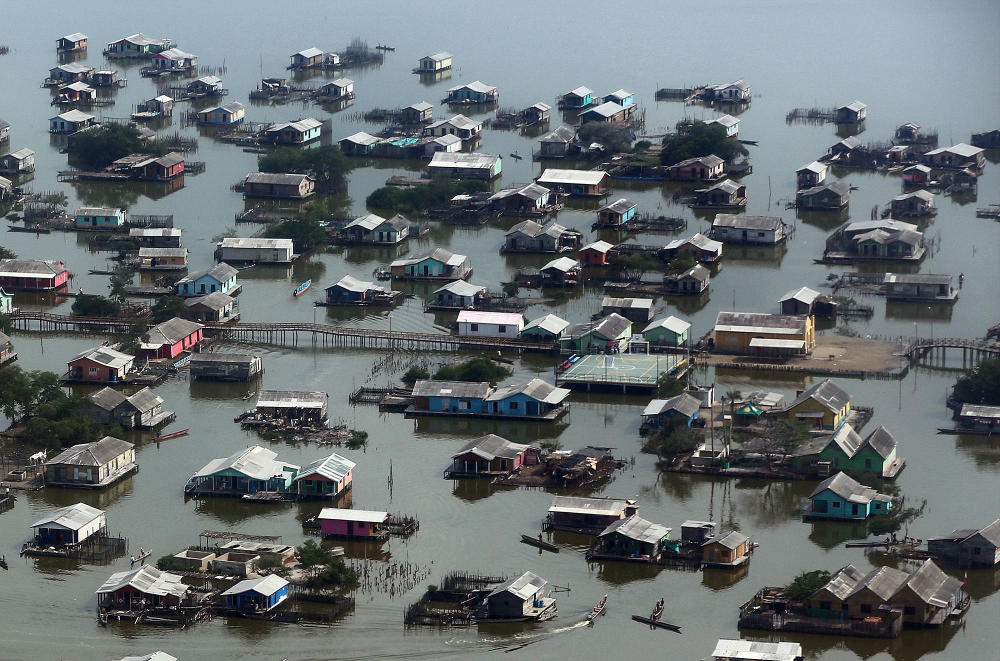 Fotografía aérea donde se ve una cancha de fútbol sobre el agua hoy, viernes 23 de octubre de 2015 en Nueva Venecia (Colombia).