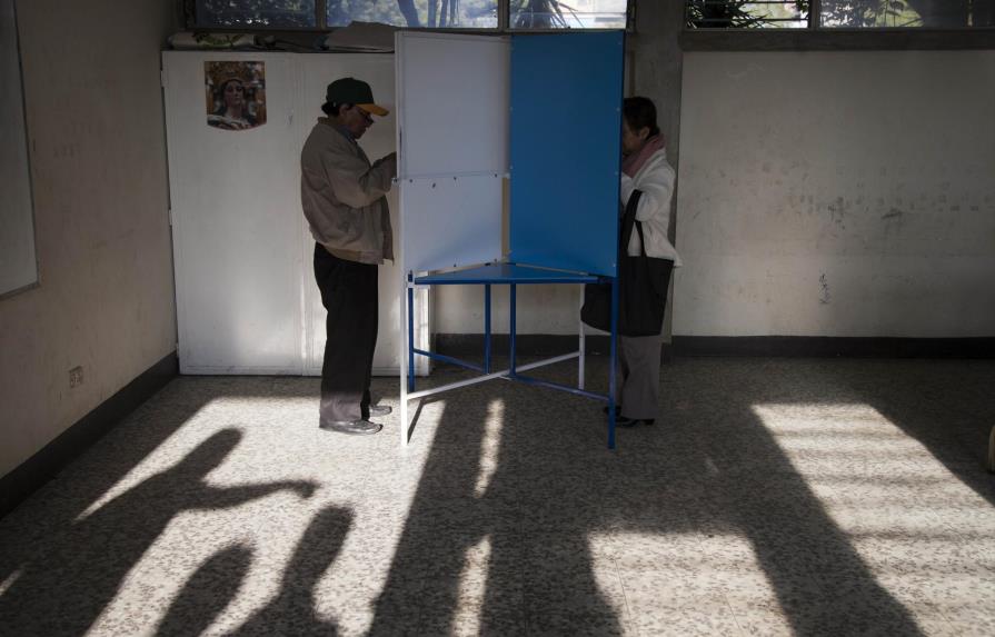 Calma y baja participación marcan jornada electoral en Guatemala