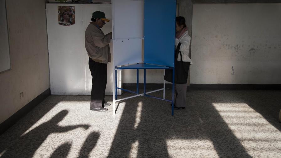 Calma y baja participación marcan jornada electoral en Guatemala