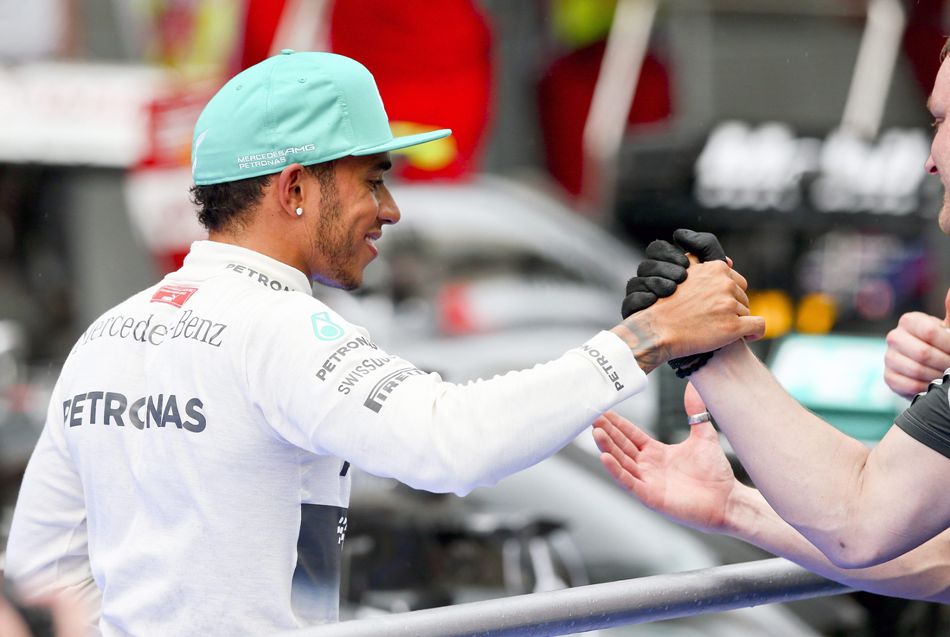  Lewis Hamilton selló su tercer título mundial en la Fórmula 1, uniéndose a leyendas como el escocés Jackie Stewart y el brasileño Ayrton Senna como los únicos con 30 años en conseguir esa hazaña.