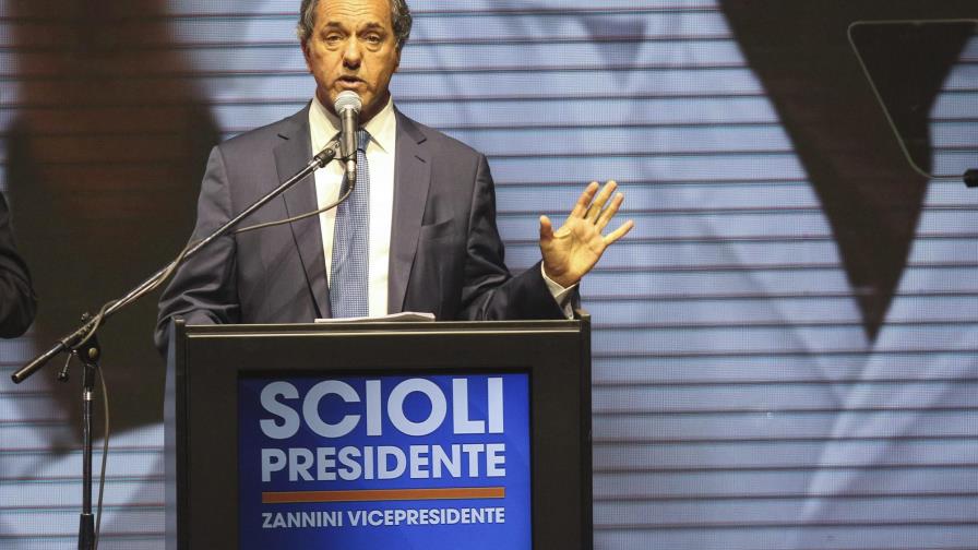 Candidato oficialista Daniel Scioli sugiere que habrá segunda vuelta y convoca a indecisos 