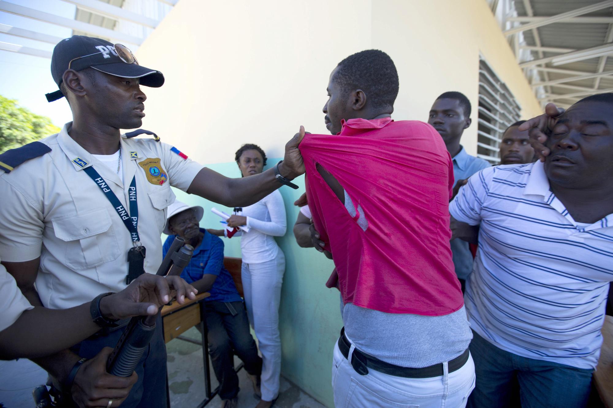 Un hombre es detenido durante el proceso de las votaciones 