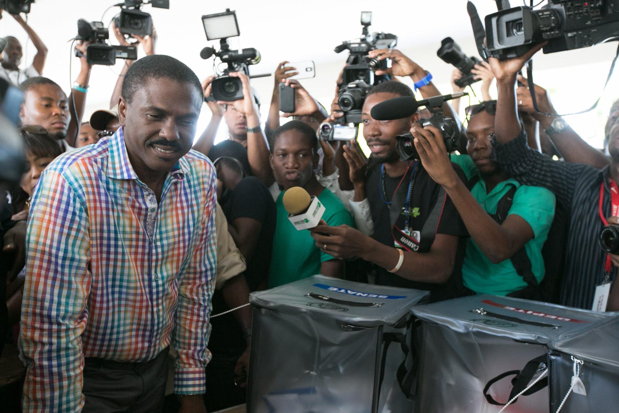 El candidato presidencial haitiano, Jude Celestine, vota el domingo 25 de octubre de 2015, en un centro electoral de Puerto Príncipe (Haití). 