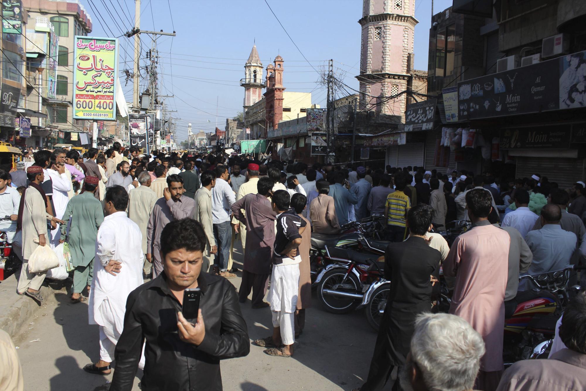 Paquistaníes salen de sus casas en la ciudad de Sargodha (Pakistán), tras el seísmo de 7,5 grados en la escala de Richter que se registró hoy a unos 250 kilómetros al norte de Kabul (Afganistán), hoy, 26 de octubre de 2015.  