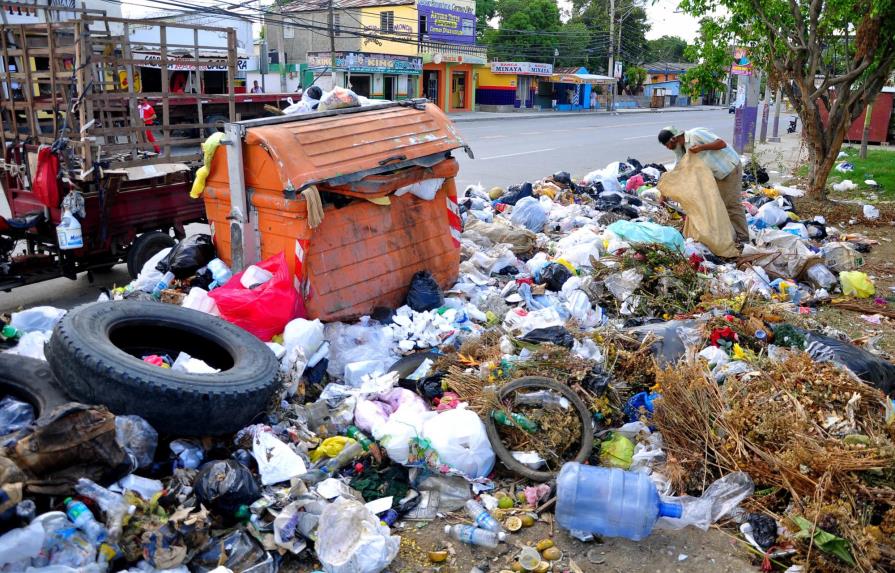 Cúmulo de basura alarma residentes en Santiago