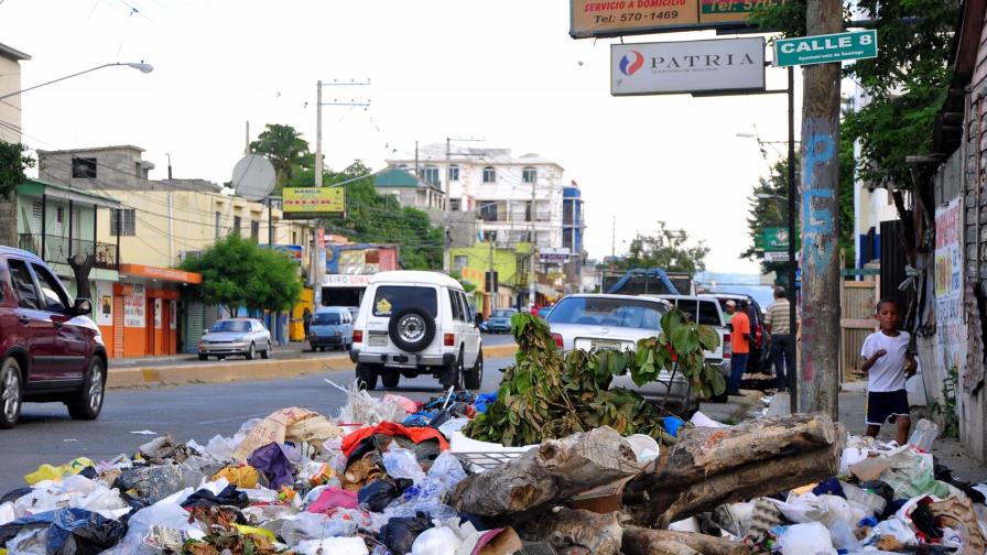 Alarma la gran cantidad de basura en Santiago 