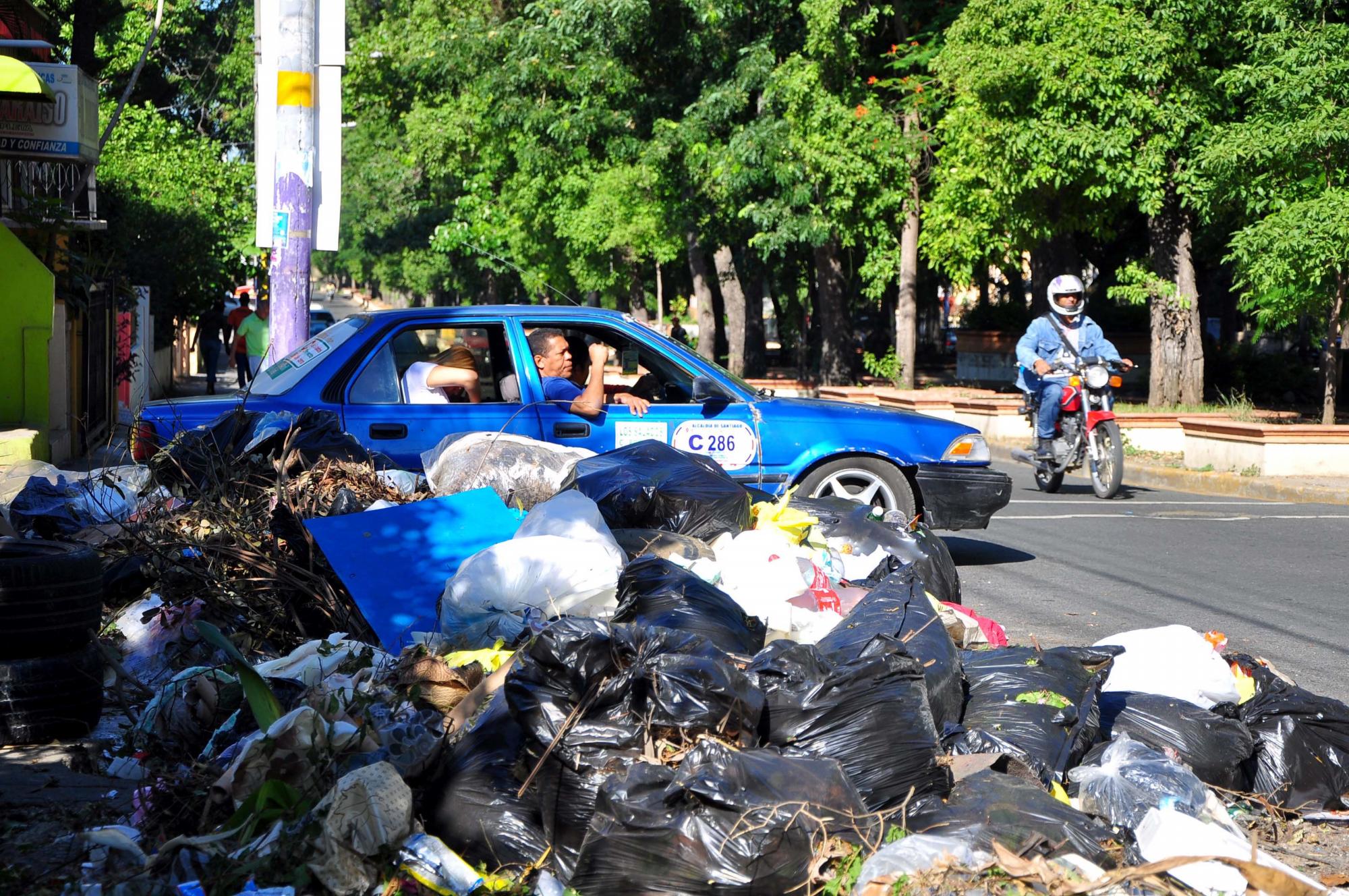 El cúmulo de residuos sólidos preocupa a los santiagueros.