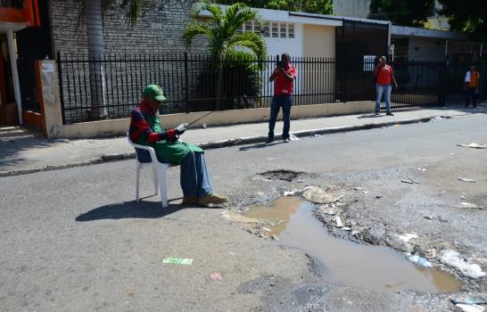 Exigen tapen hoyos en la Alma Mater