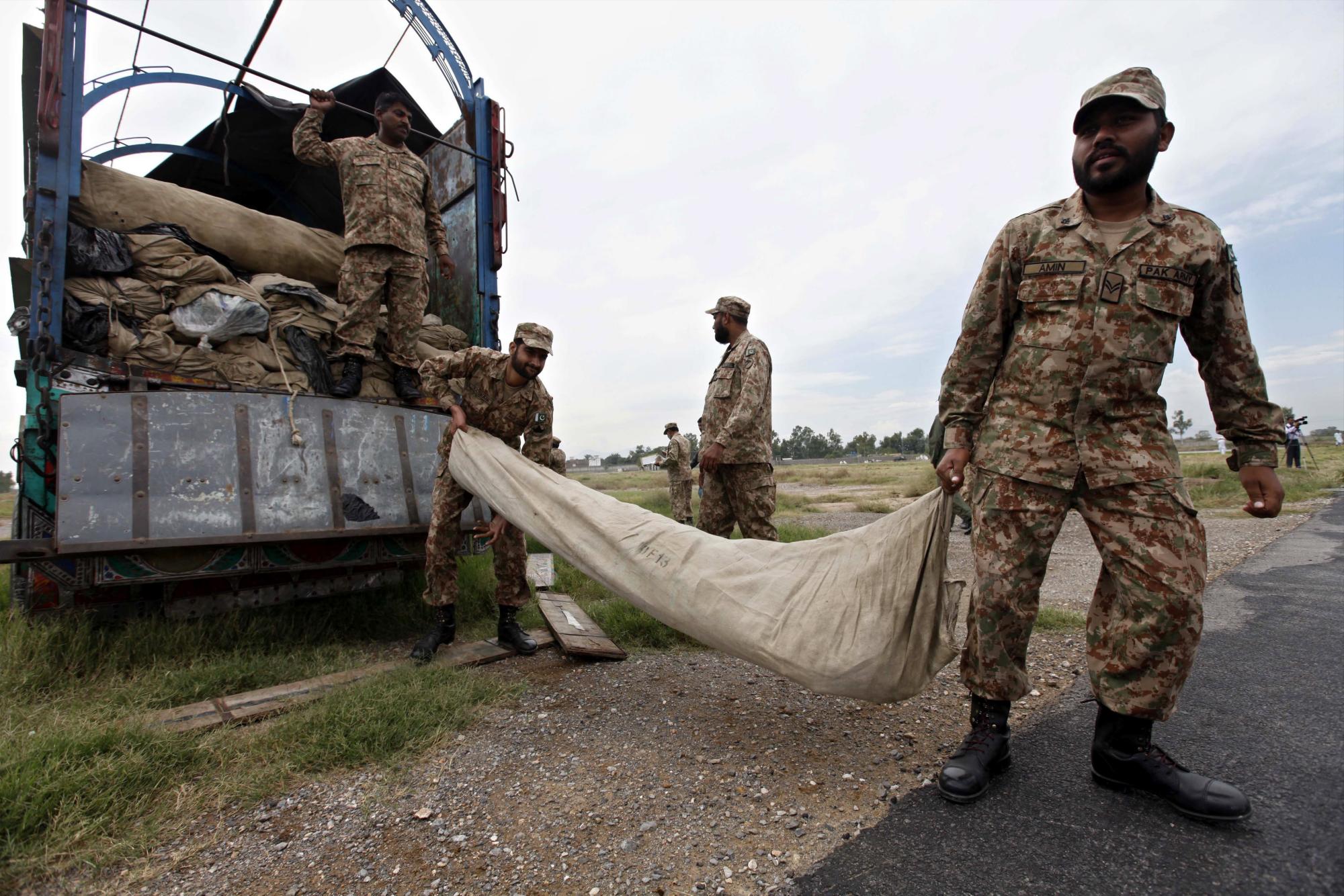Soldados paquistaníes cargan un helicóptero con ayuda humanitaria para las víctimas del terremoto en Peshawar (Pakistán) hoy, 27 de octubre de 2015. La ayuda de emergencia ha comenzado a llegar a algunas de las zonas más afectadas en Pakistán por el terremoto registrado el lunes en el vecino Afganistán y que, según los últimos datos, ha causado al menos 231 muertos y 1.652 heridos en suelo paquistaní. 