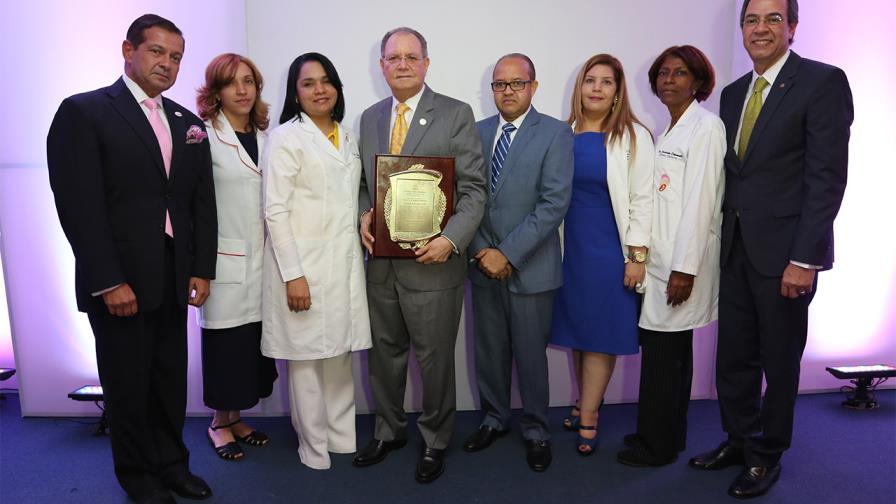 Reconocen labor de 33 años al perinatólogo Luis Rivera