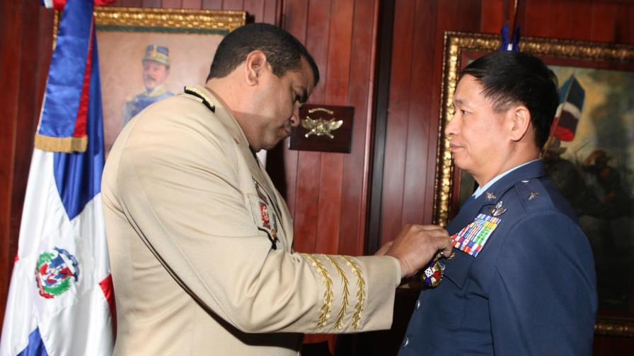 Gobierno condecora a alto militar Taiwán