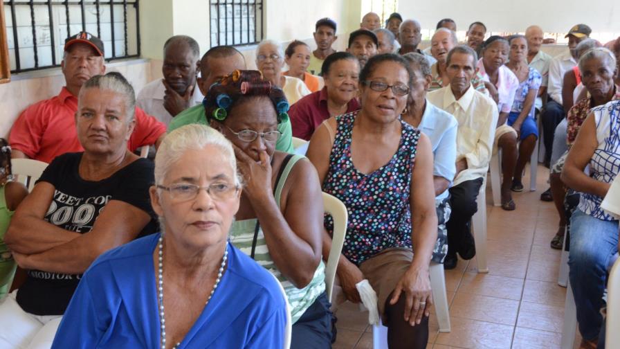 Vacunan a decenas de adultos mayores contra la influenza 