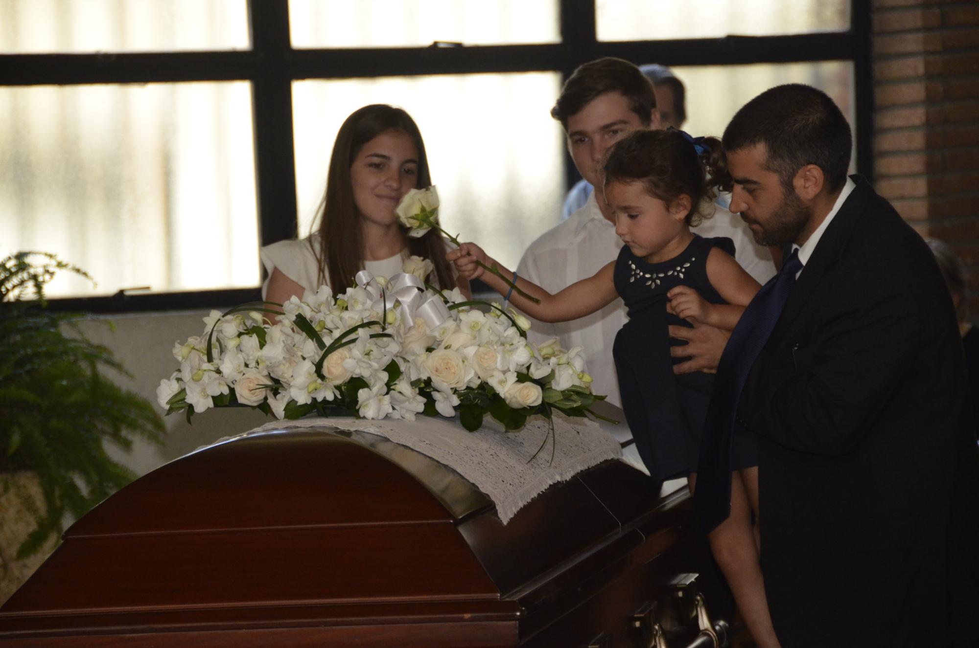 Los nietos despidieron a la actriz colocando rosas blancas en su féretro