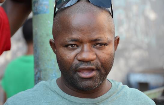 En Villa Juana exigen tapen peligrosos hoyos 