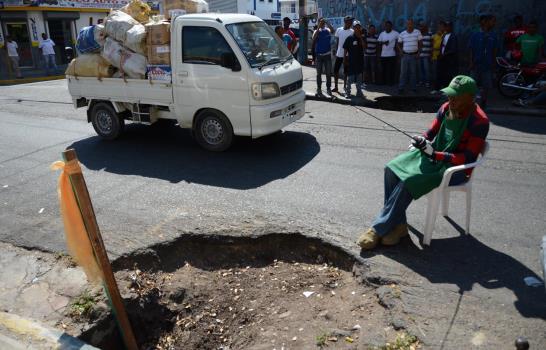 En Villa Juana exigen tapen peligrosos hoyos 
