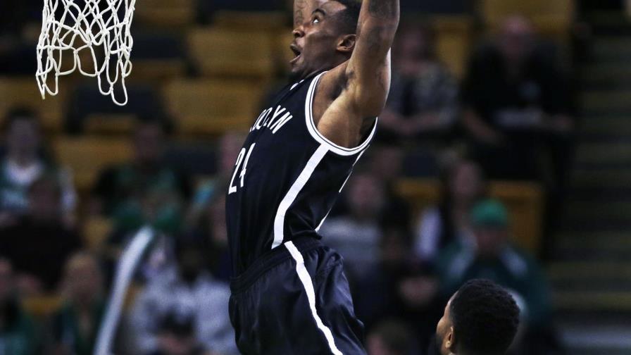 Novato de 20 años cumple sueño de regalarle una casa a su madre