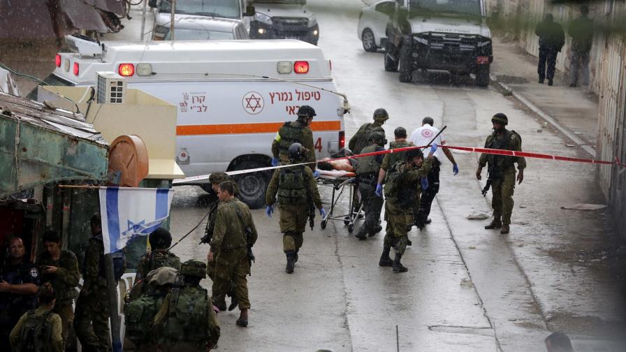 Soldado israelí herido y dos atacantes palestinos muertos en un apuñalamiento