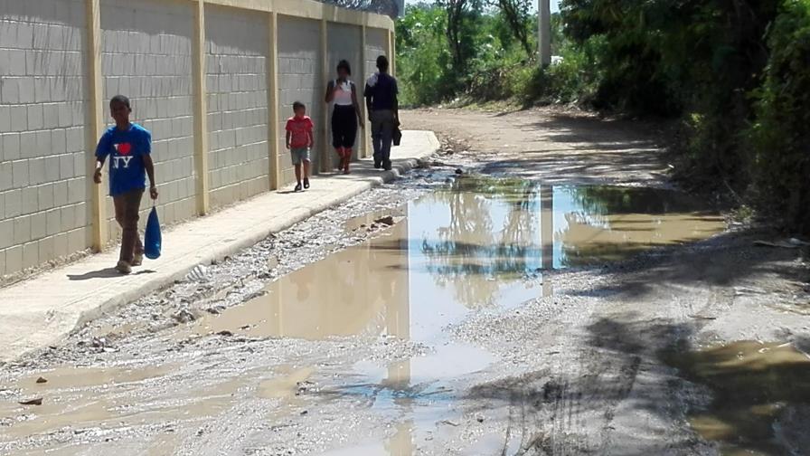 Calle que rodea escuela básica en Los Girasoles se torna intransitable