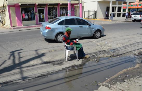 Familias quedan aisladas cada vez que llueve en un residencial de Herrera