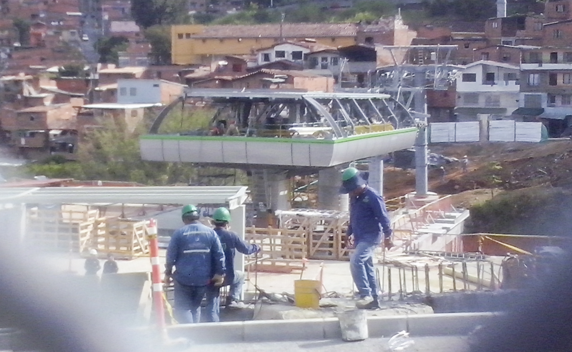 Otra imagen mas cercana  sobre la construcción de la estación Miraflores, de la linea M.