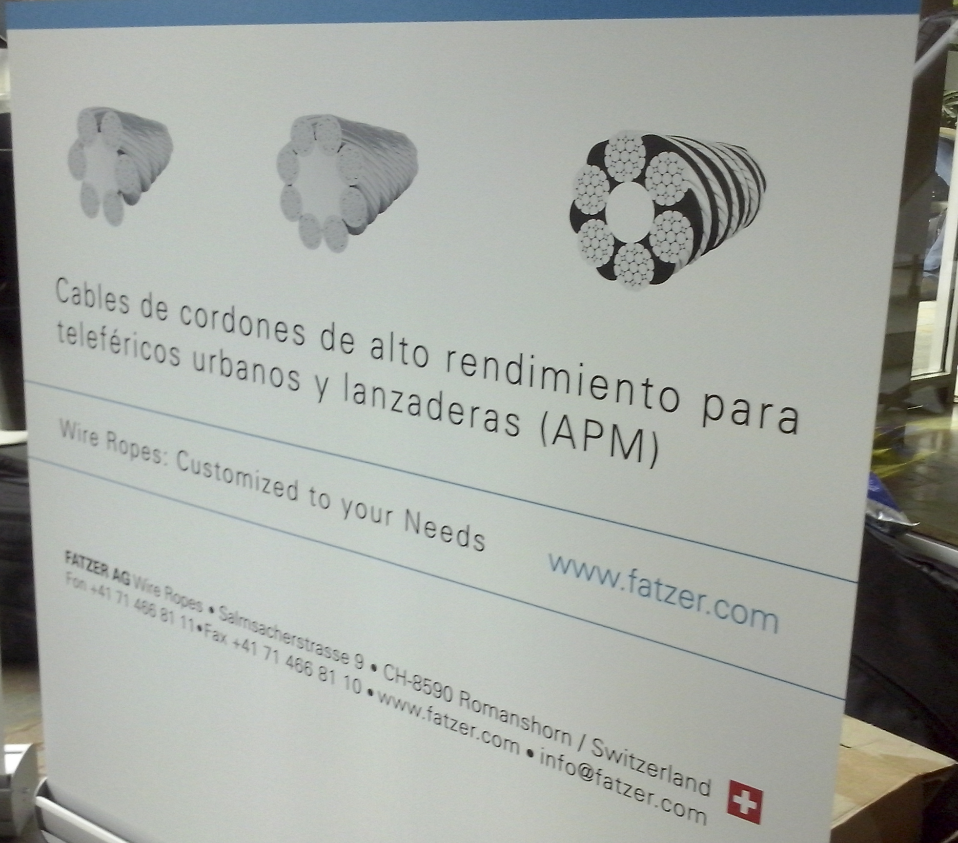 Un cartel puesto en la entrada de la Universidad Eafit de Medellín, donde por varios días se celebró un congreso de operadores de cable aéreos.