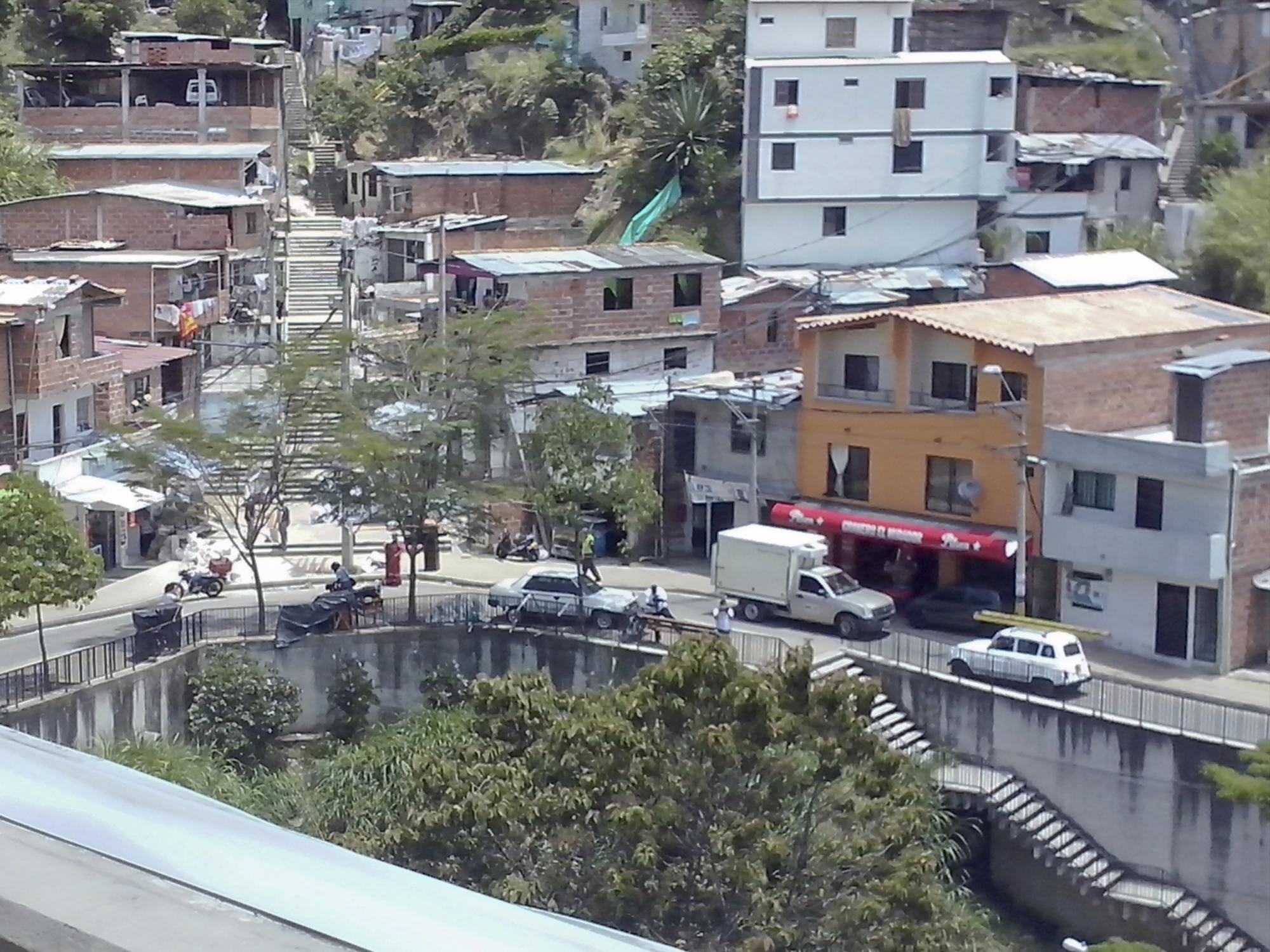 Vista del barrio de un ángulo del barrio Domingo Savio, desde la estación de la línea K del Metro Cable de Medellín.