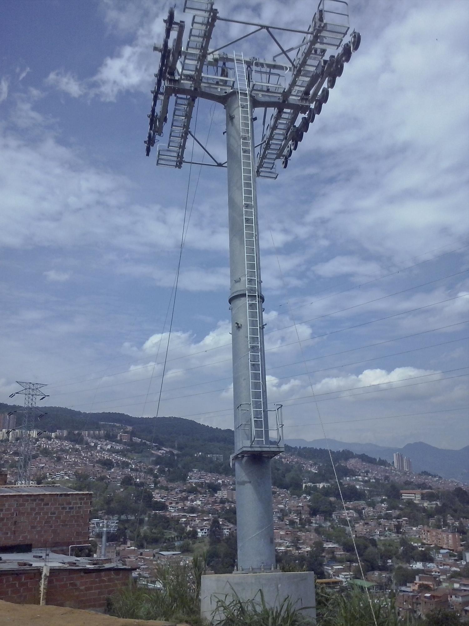 Una de las torres del Metro de Medellín, que sostienen el cable y las cabinas del teleférico. 