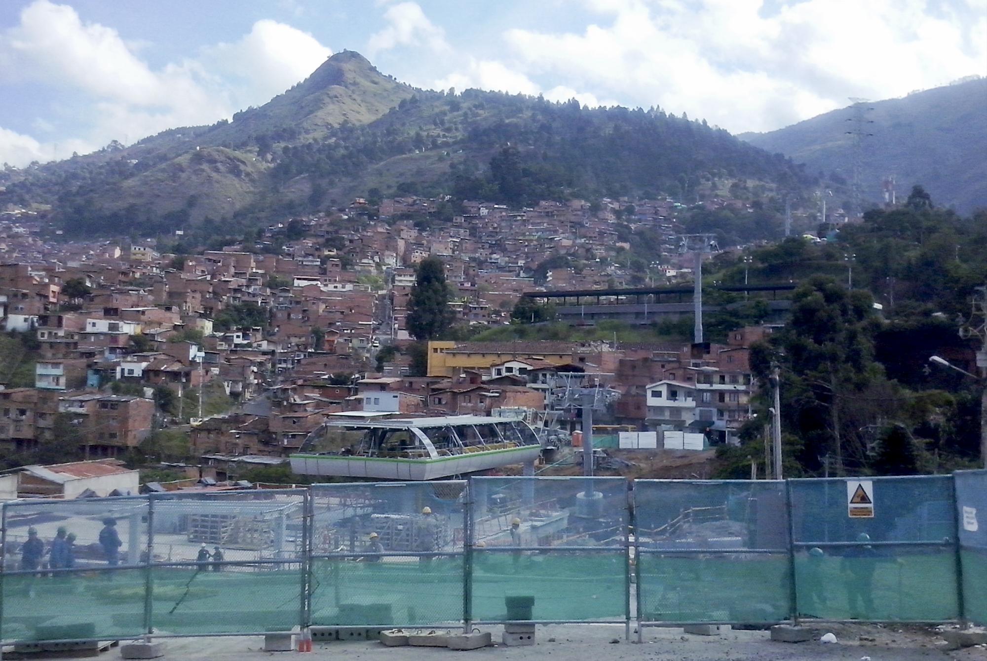 Construcción de la estación de Miraflores, en la falda del Cerro Pan de Azúcar de Medellín. 
