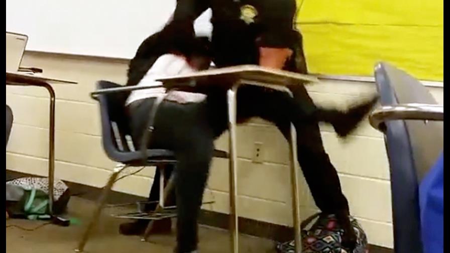 Capturan en video acción violenta de un policía estadounidense contra una estudiante sentada en su pupitre