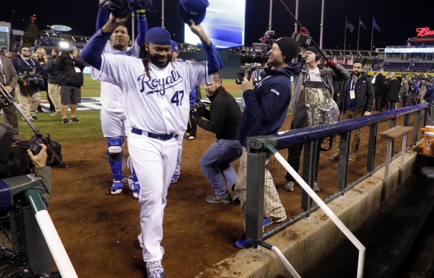 Johnny Cueto lanza la ruta completa para liderar a los Reales sobre los Mets y pone la serie 2-0