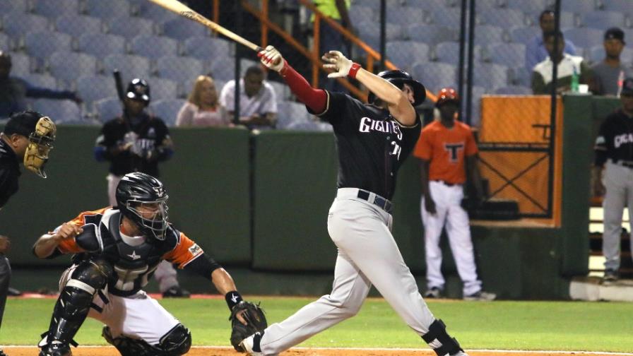 Gigantes apabullan a los Toros 12-4 al compás de 12 hits