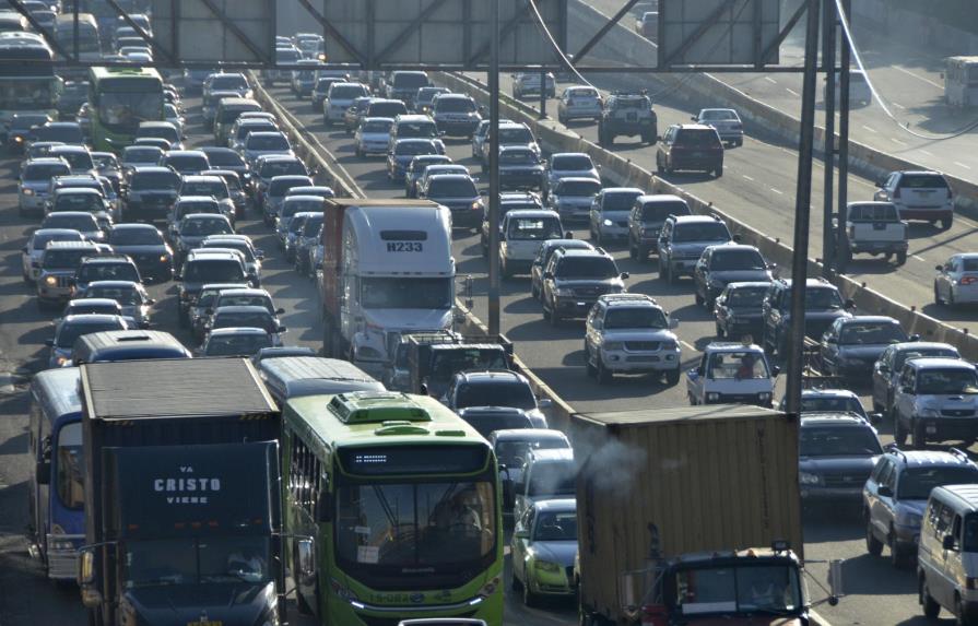 Cada año, 168 mil vehículos más alimentan infierno del tránsito