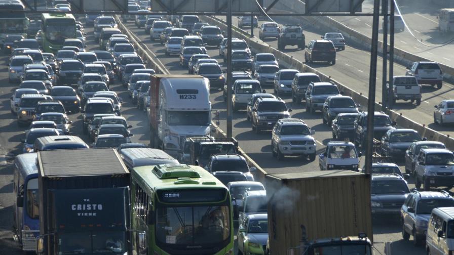 Cada año, 168 mil vehículos más alimentan infierno del tránsito